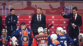 Die Växjö Lakers von Trainer Sam Hallam sind einer von vier verbleibenden Teams im Rennen um Europas Krone. Foto: Vaxjo Lakers/Champions Hockey League via Getty Image Die Växjö Lakers von Trainer Sam Hallam sind einer von vier verbleibenden Teams im Rennen um Europas Krone. Foto: Vaxjo Lakers/Champions Hockey League via Getty Image
