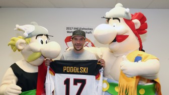 The mascots Asterix & Obelix handed over a jersey to Lukas Podolski. Foto: Herbert Bucco