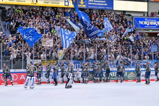 Team und Fans feierten den zweiten Derbysieg gegen Augsburg in dieser Saison.
Foto: Johannes Traub/JT-Presse.de