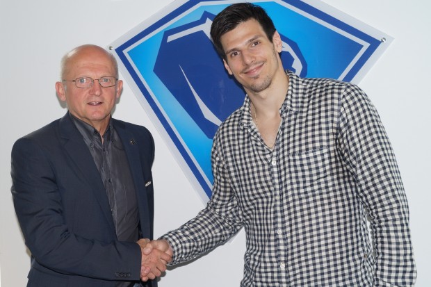 Tomáš Kubalík (rechts) mit ERC-Sportdirektor Jiri Ehrenberger nach dem Vertragsabschluss.