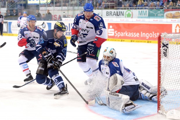 Patrick Hager (im blauen Trikot) und seine Panther kämpfen im Finale gegen die Adler Mannheim. Foto: City Press