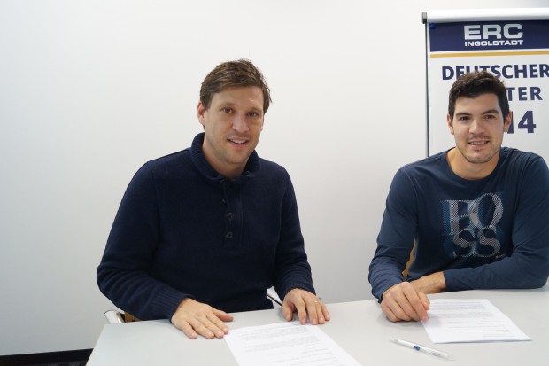 Alexandre Picard (right) and general manager Claus Gröbner signing contracts
