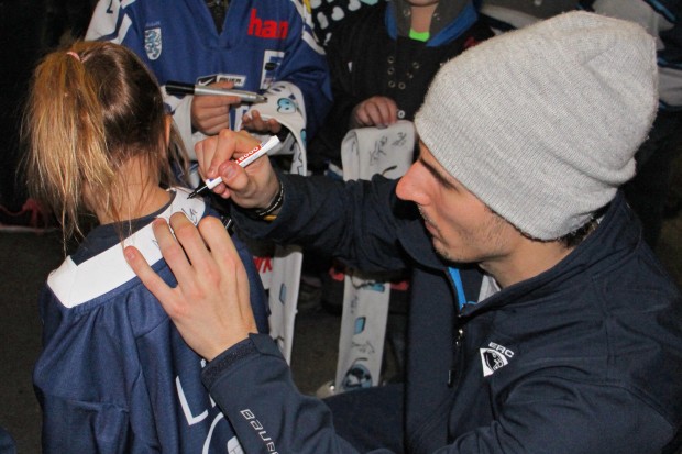 Tomas Kubalik gab nach dem Spiel gerne Autogramme. Foto: Sabine Rabl