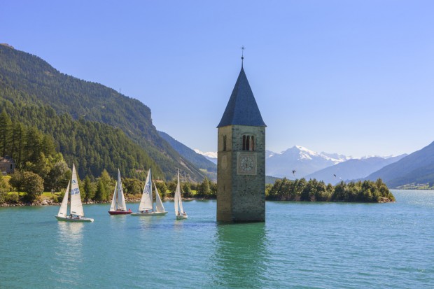 Der Turm im See ist eines der Wahrzeichen und Anlaufpunkte im Vinschgau - auch ansonsten sind dort viele Erlebnisse rund um den Vinschgau Cup möglich. Foto: Frieder Blickle (Vinschgau Marketing)