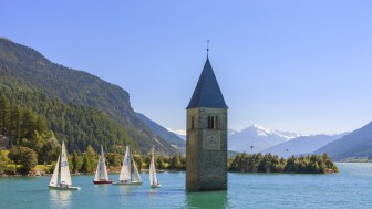 Der Turm im See ist eines der Wahrzeichen und Anlaufpunkte im Vinschgau - auch ansonsten sind dort viele Erlebnisse rund um den Vinschgau Cup möglich. Foto: Frieder Blickle (Vinschgau Marketing) Der Turm im See ist eines der Wahrzeichen und Anlaufpunkte im Vinschgau - auch ansonsten sind dort viele Erlebnisse rund um den Vinschgau Cup möglich. Foto: Frieder Blickle (Vinschgau Marketing)