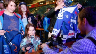 Die Spieler stehen für Autogramme natürlich gerne bereit. Foto: Strisch / st-foto.de Die Spieler stehen für Autogramme natürlich gerne bereit. Foto: Strisch / st-foto.de