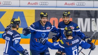 Torjubel (von links): Björn Svensson, Petr Taticek, Brian Salcido und Brandon Buck. Foto: Strisch / st-foto.de Torjubel (von links): Björn Svensson, Petr Taticek, Brian Salcido und Brandon Buck. Foto: Strisch / st-foto.de