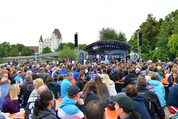 Rund 2000 Leute sahen die Teampräsentation am Donaustrand. Foto: ST-Foto.de / Johannes TRAUB