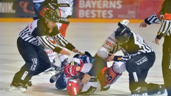 Thomas Pielmeier erhielt nach seinem hart erkämpften Punktsieg gegen Gianluca Zanzi Sprechchöre der ERC-Fans. Foto: ST-Foto.de / Johannes TRAUB Thomas Pielmeier erhielt nach seinem hart erkämpften Punktsieg gegen Gianluca Zanzi Sprechchöre der ERC-Fans. Foto: ST-Foto.de / Johannes TRAUB