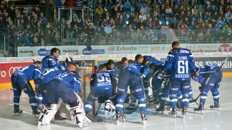 Ein Team, ein Ziel: Die Panther wollen am Freitag gegen die Düsseldorf EG die Punkte in Ingolstadt behalten. Foto: Traub / st-foto.de Ein Team, ein Ziel: Die Panther wollen am Freitag gegen die Düsseldorf EG die Punkte in Ingolstadt behalten. Foto: Traub / st-foto.de