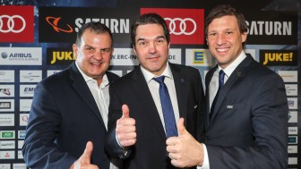 Larry Mitchell (Mitte) bei seiner Vorstellung. Beiratsvorsitzender Jürgen Arnold (links) und Geschäftsführer Claus Gröbner flankieren ihn. Foto: Stefan Bösl / kbumm.de Larry Mitchell (Mitte) bei seiner Vorstellung. Beiratsvorsitzender Jürgen Arnold (links) und Geschäftsführer Claus Gröbner flankieren ihn. Foto: Stefan Bösl / kbumm.de