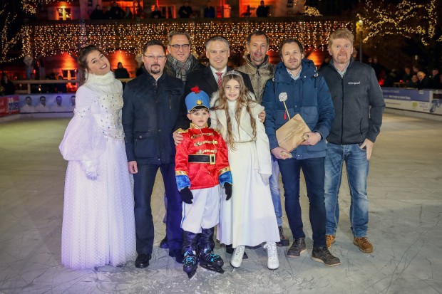 Eröffnung mit Oberbürgermeister und Christkind - seit 24. November hat die Eisarena auf dem Paradeplatz geöffnet... Foto: Bösl