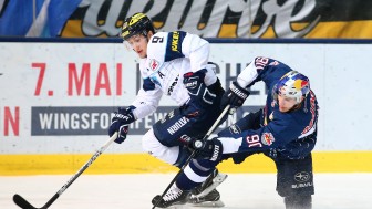Der ERC (hier in weiß mit Brandon Buck) und München (Jerome Flaake) schenkten sich nichts. Foto: EHC Red Bull München via City Press Der ERC (hier in weiß mit Brandon Buck) und München (Jerome Flaake) schenkten sich nichts. Foto: EHC Red Bull München via City Press