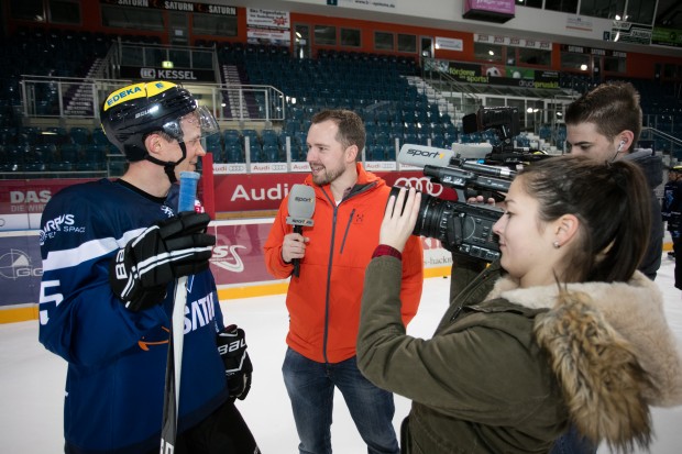 Ein Kamera-Team von Sport1 begleitete Ekström beim Eistraining. Foto: Ritchie Herbert