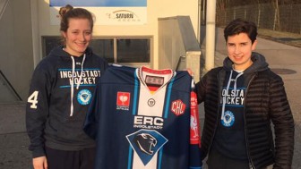 Sorsha Sabus und Steffi Gschwendner präsentieren einen der Gewinne: ein CHL-Trikot von Patrick McNeill. Foto: ERCI-Frauen Sorsha Sabus und Steffi Gschwendner präsentieren einen der Gewinne: ein CHL-Trikot von Patrick McNeill. Foto: ERCI-Frauen