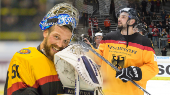 Timo Pielmeier und Thomas Oppenheimer im Trikot der Deutschen Eishockey Nationalmannschaft (Fotos: Udo Rimmelspacher & City Press) Timo Pielmeier und Thomas Oppenheimer im Trikot der Deutschen Eishockey Nationalmannschaft (Fotos: Udo Rimmelspacher & City Press)
