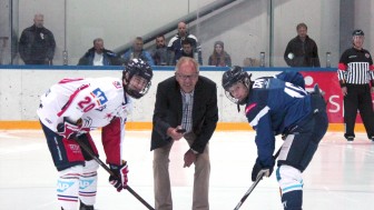 Vor einem Jahr begann das Kapitel DNL1: Vor dem ersten DNL-Heimspiel der Panther überhaupt warf e.V.-Präsident Erik Jensen das Ehrenbully ein. Foto: e.V. Vor einem Jahr begann das Kapitel DNL1: Vor dem ersten DNL-Heimspiel der Panther überhaupt warf e.V.-Präsident Erik Jensen das Ehrenbully ein. Foto: e.V.