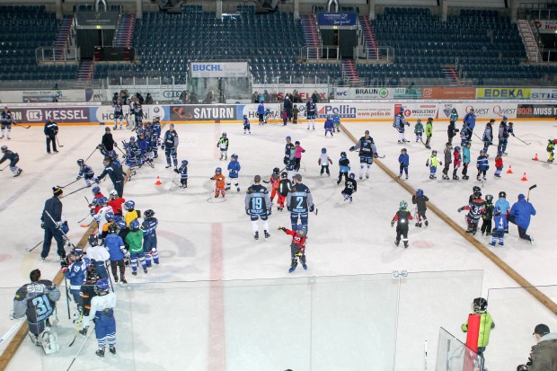 Die Trainer hatten sich verschiedene Übungen ausgedacht, die den Kindern Spaß und Spiel am Eishockey zeigen. Foto: Ralf Lüger
