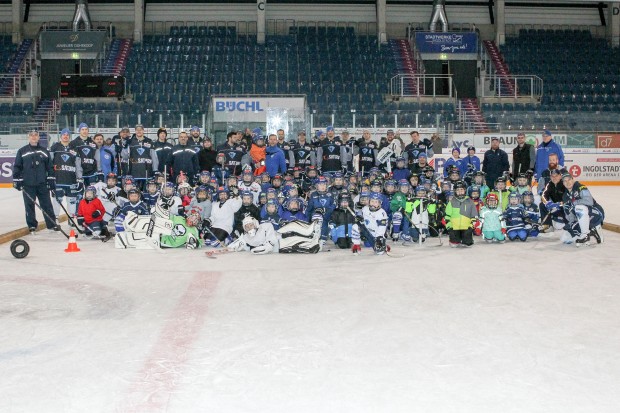 Gruppenfoto vom letzten Kids on Ice Day: Rund 100 Kinder nahmen da teil. Foto: Ralf Lüger