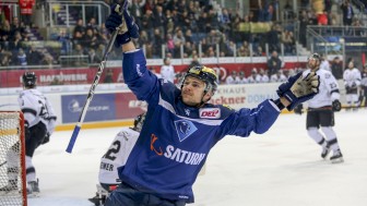 Neun Tore (zwei von David Elsner, im Bild) und hochklassiges Eishockey war den Zuschauern geboten. Foto: Ralf Lüger / kbumm.de Neun Tore (zwei von David Elsner, im Bild) und hochklassiges Eishockey war den Zuschauern geboten. Foto: Ralf Lüger / kbumm.de