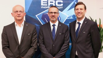 Tommy Samuelsson (center), new headcoach of ERCI, with CEO Claus Gröbner (right) and Director Sports Jiri Ehrenberger (left). Foto: Stefan Bösl / kbumm.de