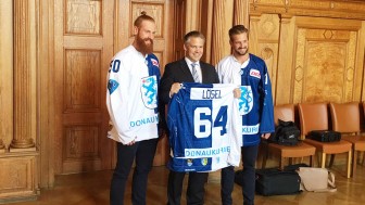Thomas und Timo Pielmeier mit Oberbürgermeister Dr. Christian Lösel und dem neuen WarmUp-Trikot des ERC, das vorne das Ingolstadt-Wappen und hinten das Wappen der Landkreise zeigt... Thomas und Timo Pielmeier mit Oberbürgermeister Dr. Christian Lösel und dem neuen WarmUp-Trikot des ERC, das vorne das Ingolstadt-Wappen und hinten das Wappen der Landkreise zeigt...