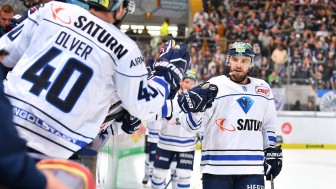 Brett Olsons Reihe fuhr gegen München viermal zum Jubeln an die Wechselbank. Foto: st-foto.de / Johannes Traub Brett Olsons Reihe fuhr gegen München viermal zum Jubeln an die Wechselbank. Foto: st-foto.de / Johannes Traub