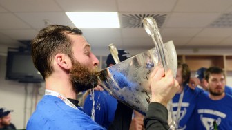 Markus Janka, hier mit dem Meisterpokal, beendet seine Karriere. Foto: City Press Markus Janka, hier mit dem Meisterpokal, beendet seine Karriere. Foto: City Press