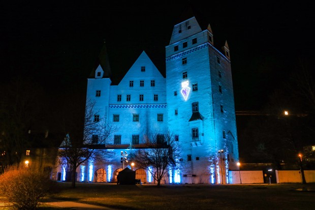 Das Neue Schloss wurde zum Playoff-Auftakt in blaues Licht gehüllt - den Turm ziert ein ERC-Logo. Foto: Bösl