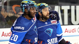Für die Spezl auf den Tribünen im Einsatz: die Panther-Spezl Greg Mauldin (links) und Sean Sullivan. Foto: Stefan Bösl / kbumm.de Für die Spezl auf den Tribünen im Einsatz: die Panther-Spezl Greg Mauldin (links) und Sean Sullivan. Foto: Stefan Bösl / kbumm.de
