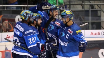Feier-Tag: Am Tag der dt. Einheit besiegten die Panther Iserlohn. Foto: Stefan Bösl / kbumm.de Feier-Tag: Am Tag der dt. Einheit besiegten die Panther Iserlohn. Foto: Stefan Bösl / kbumm.de