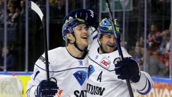 Benedikt Schopper und Dustin Friesen freuen sich auf heute Abend. Foto: Markus Banai / kbumm.de Benedikt Schopper und Dustin Friesen freuen sich auf heute Abend. Foto: Markus Banai / kbumm.de