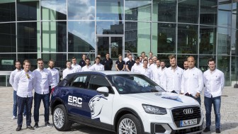 Gruppenfoto mit Q2 vor dem museum mobile. Foto: Stefan Sauer / Audi Gruppenfoto mit Q2 vor dem museum mobile. Foto: Stefan Sauer / Audi