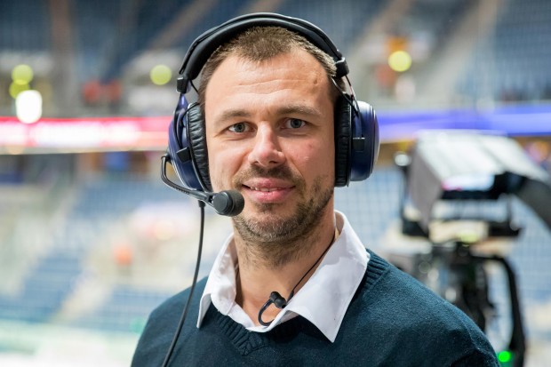 Bei der Weltmeisterschaft ist Herberts Vasiljevs als Kommentator fürs lettische Fernsehen dabei. In den Playoffs war er schon für Telekomeishockey in dieser Rolle tätig. Foto: City Press