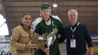 Siegerehrung: Im Bild stellv. Landeshauptmann Südtirol Richard Theiner, Johan Ryno (Färjestad BK) und Amtsdirektor Funktionsbereich Tourismus Hansjörg Haller.
Foto: Markus Fischer / mfipics.de Siegerehrung: Im Bild stellv. Landeshauptmann Südtirol Richard Theiner, Johan Ryno (Färjestad BK) und Amtsdirektor Funktionsbereich Tourismus Hansjörg Haller.
Foto: Markus Fischer / mfipics.de
