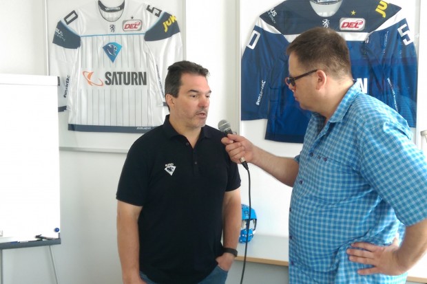 Stadionsprecher Hannes Langer (r.) interviewte Larry Mitchell und stellte auch die Fragen der Fans. Das Video wird beim Fanstammtisch gezeigt...