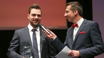 David Elsner bei der Preisübergabe. Foto: Stefan Bösl / www.kbumm.de David Elsner bei der Preisübergabe. Foto: Stefan Bösl / www.kbumm.de
