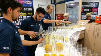 Sie schenken den anderen gerne ein: dem Gegner auf dem Eis, den ERC-Fans beim Panther Dinner. Sie schenken den anderen gerne ein: dem Gegner auf dem Eis, den ERC-Fans beim Panther Dinner.