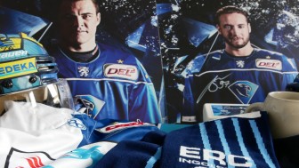An der Saisonabschlussfeier werden beim Fanartikelschlussverkauf auch Raritäten angeboten, etwa Helme und Gameworn-Trikots. An der Saisonabschlussfeier werden beim Fanartikelschlussverkauf auch Raritäten angeboten, etwa Helme und Gameworn-Trikots.