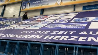 Die Banner auf den Rängen der SATURN-Arena hängen. Dies wird auch thematisiert in Folge 4 des ERC Updates...