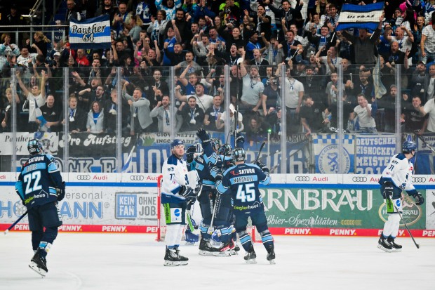 Hexenkessel SATURN-Arena: Die Panther feiern den Derbysieg und die Tabellenführung.
Foto: Johannes Traub/JT-Presse.de