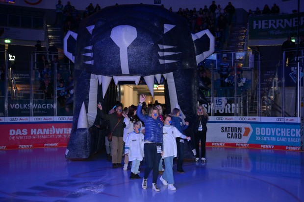 Vor Spielbeginn laufen die von Goals for Kids eingeladenen Kinder durch den Pantherkopf ein.
Foto: Johannes Traub/JT-Presse.de