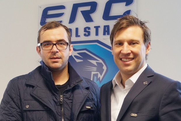 Thomas Greilinger (links) bleibt beim ERC Ingolstadt. Geschäftsführer Claus Gröbner (rechts) gratuliert.