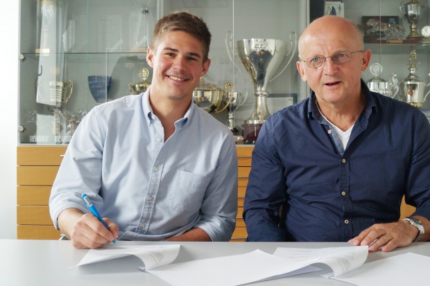 Martin Buchwieser (links) bei der Vertragsunterzeichnung mit Sportdirektor Jiri Ehrenberger.