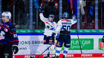 Fingerzeig auf die mitgereisten Fans: Myles Powell jubelt nach dem zwischenzeitlichen 3:2-Führungstreffer.
Foto: Johannes Traub / JT-Presse.de Fingerzeig auf die mitgereisten Fans: Myles Powell jubelt nach dem zwischenzeitlichen 3:2-Führungstreffer.
Foto: Johannes Traub / JT-Presse.de