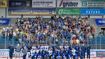 Das gemeinsame Foto mit der Mannschaft bei der Saisoneröffnung.
Foto: Johannes Traub/JT-Presse.de