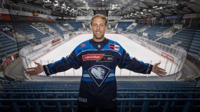 Leon Hüttl präsentiert das Heimtrikot der Panther der vergangenen Saison.
Foto: Stefan Bösl