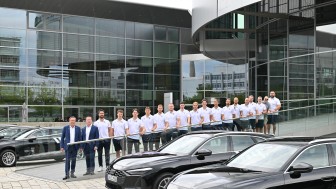 Auf der Audi Piazza standen die neuen Dienstwägen der ERC-Profis bereit.
Foto: AUDI AG Auf der Audi Piazza standen die neuen Dienstwägen der ERC-Profis bereit.
Foto: AUDI AG