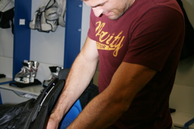 Yorick Treille testet seine neue Ausrüstung in der Mannschaftskabine.