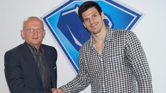Tomáš Kubalík (rechts) mit ERC-Sportdirektor Jiri Ehrenberger nach dem Vertragsabschluss.